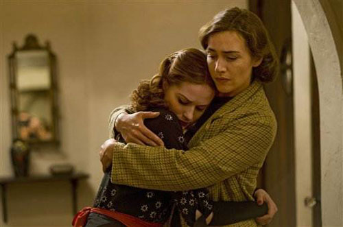 Kate Winslet (phải) và Evan Rachel Wood trong bộ phim Mildred Pierce.